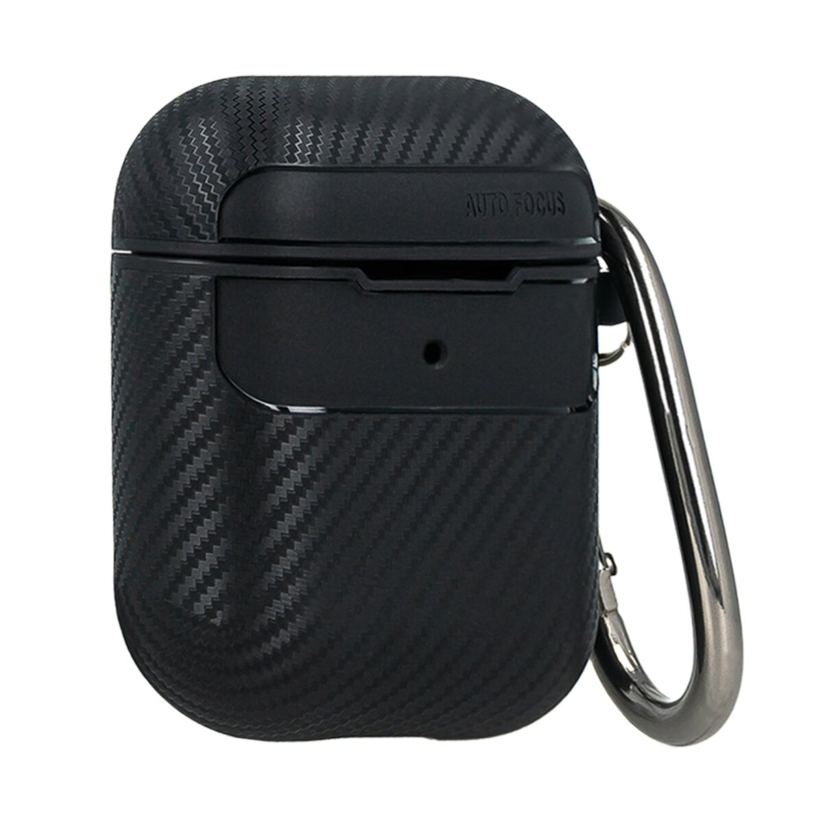 Schwarzes AirPods-Case aus Kohlefaser mit angebrachtem silbernen Karabiner. Das Case ist geschlossen.