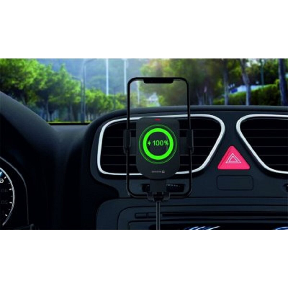 Telefon lädt im Auto. Der Bildschirm zeigt 100% Ladung. Der Innenraum des Autos ist sichtbar.