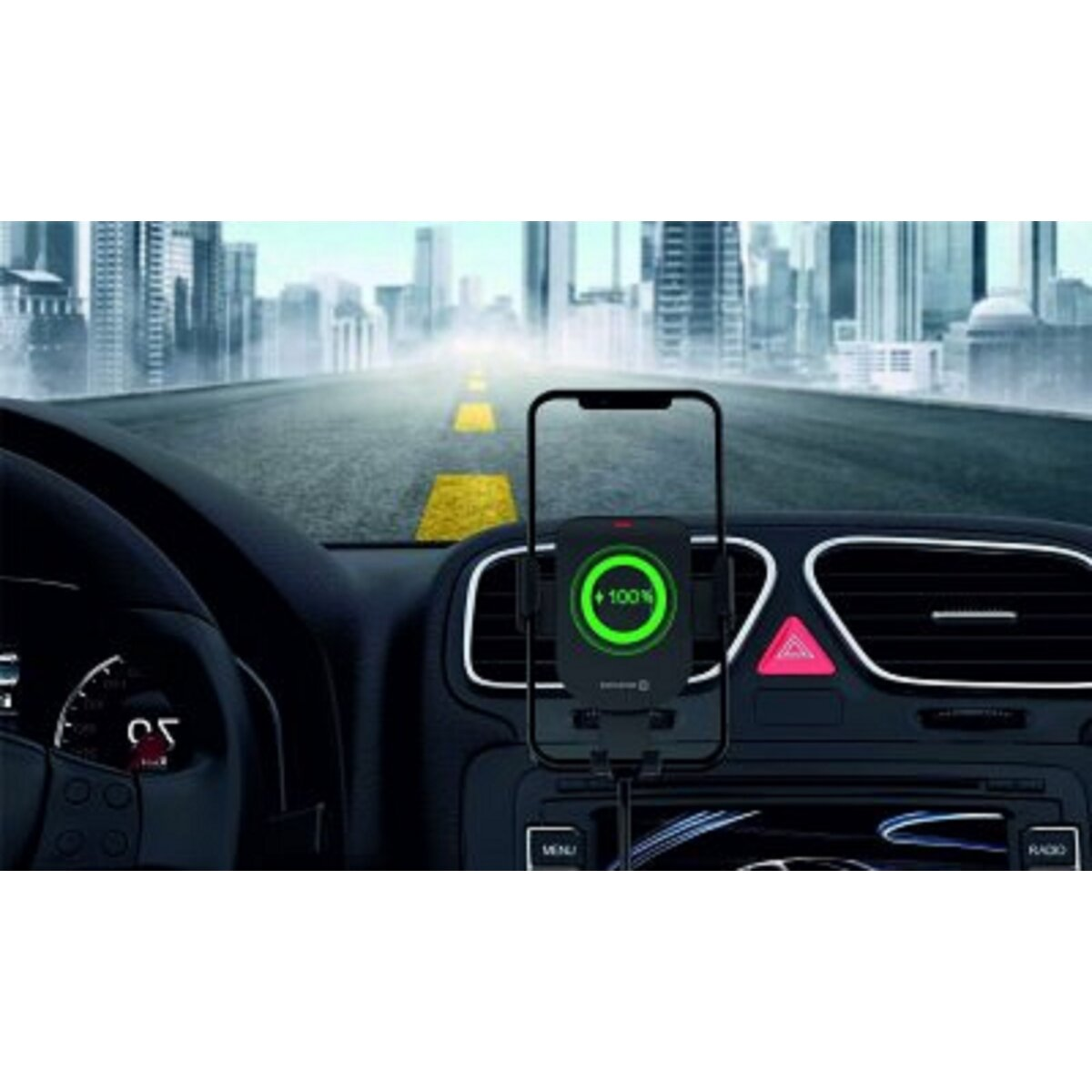 Telefon, das in einem Auto mit Ladeständer geladen wird, Stadtlandschaft im Hintergrund.