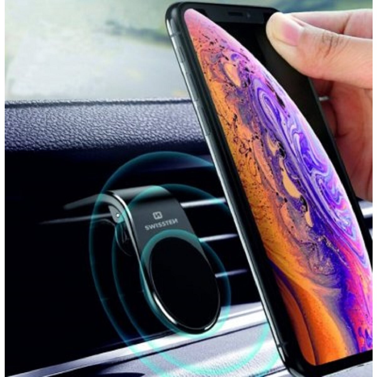 Ein Telefon wird von einer Hand über einer Autolüftung mit einem magnetischen Telefonhalter gehalten.