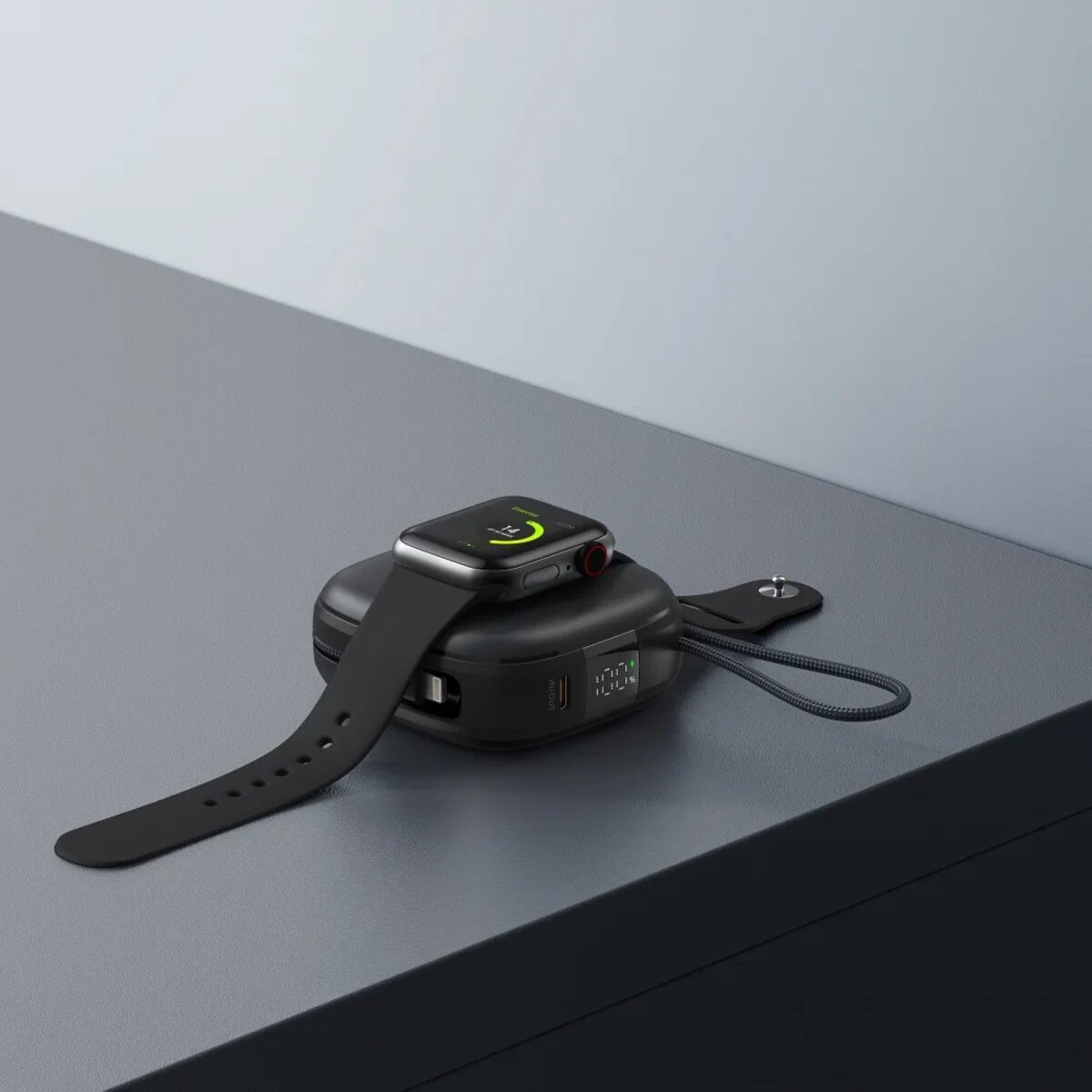 Schwarze Smartwatch-Ladestation mit schwarzer Uhr. Die Uhr hat ein schwarzes Armband und ist auf dem Ladegerät.