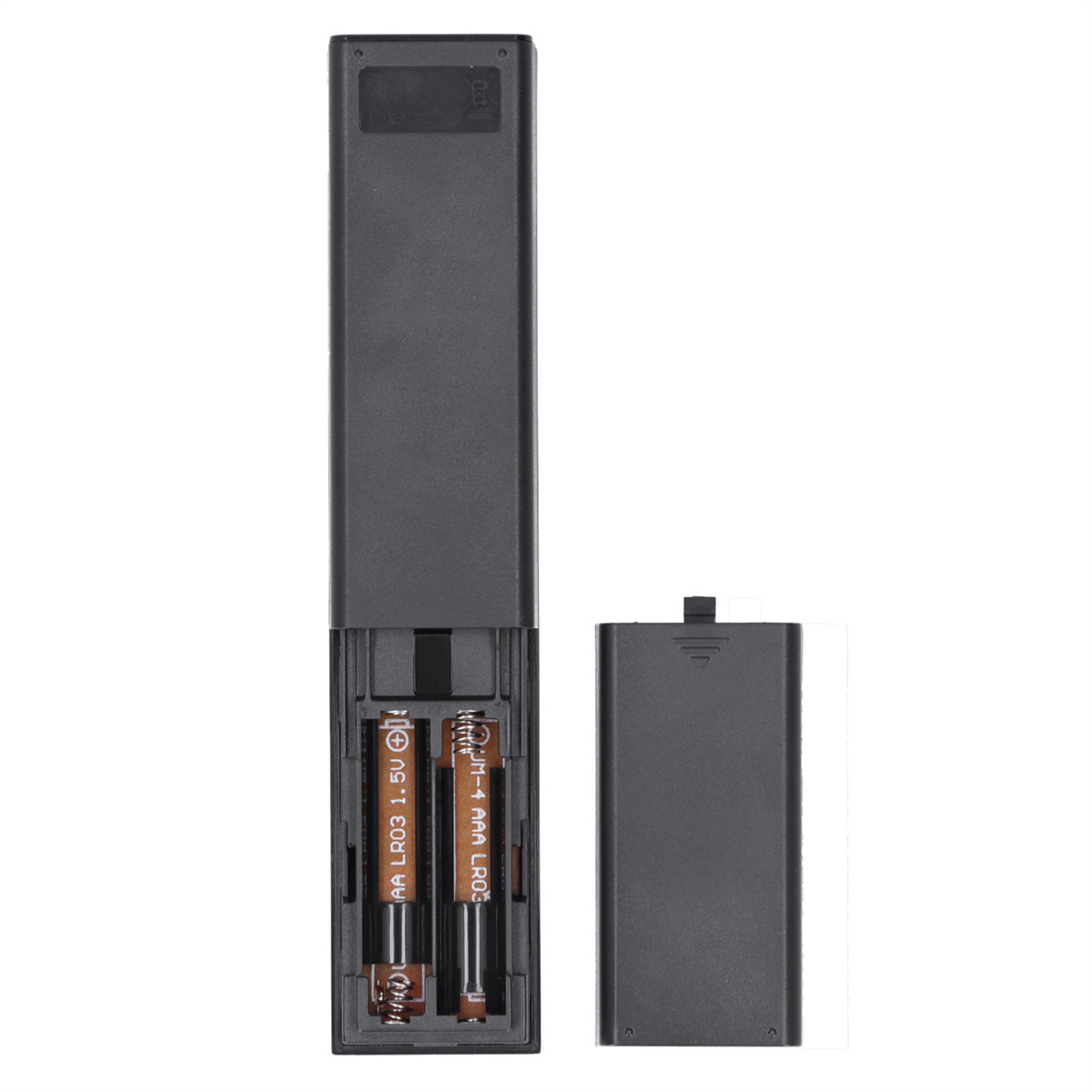 Eine schwarze TV-Fernbedienung, mit geöffneter Batterieabdeckung, die Batterien zeigt.