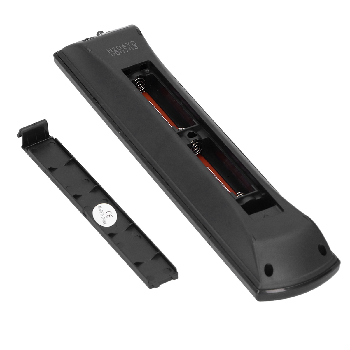 Eine schwarze Fernbedienung mit geöffnetem Batteriefach, das die Batterieschlitze zeigt.