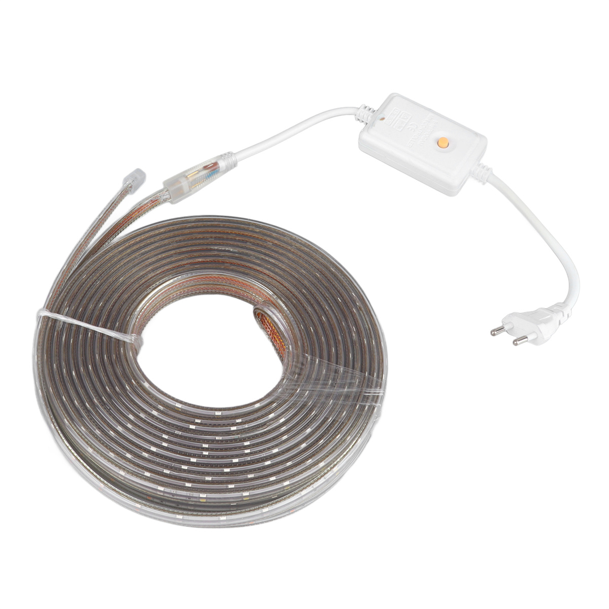 Eine aufgerollte LED-Leiste mit Netzteil und Stecker, auf weißem Hintergrund.