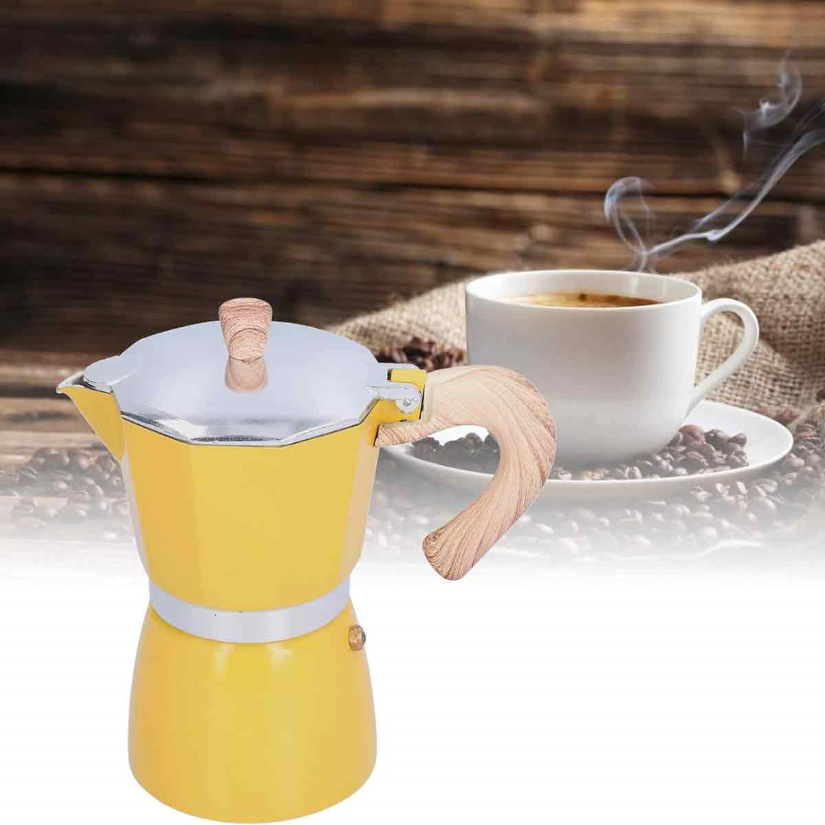Gelbe Mokkakanne mit Holzgriff, Kaffeetasse auf Untertasse, Kaffeebohnen auf braunem Holzgrund.