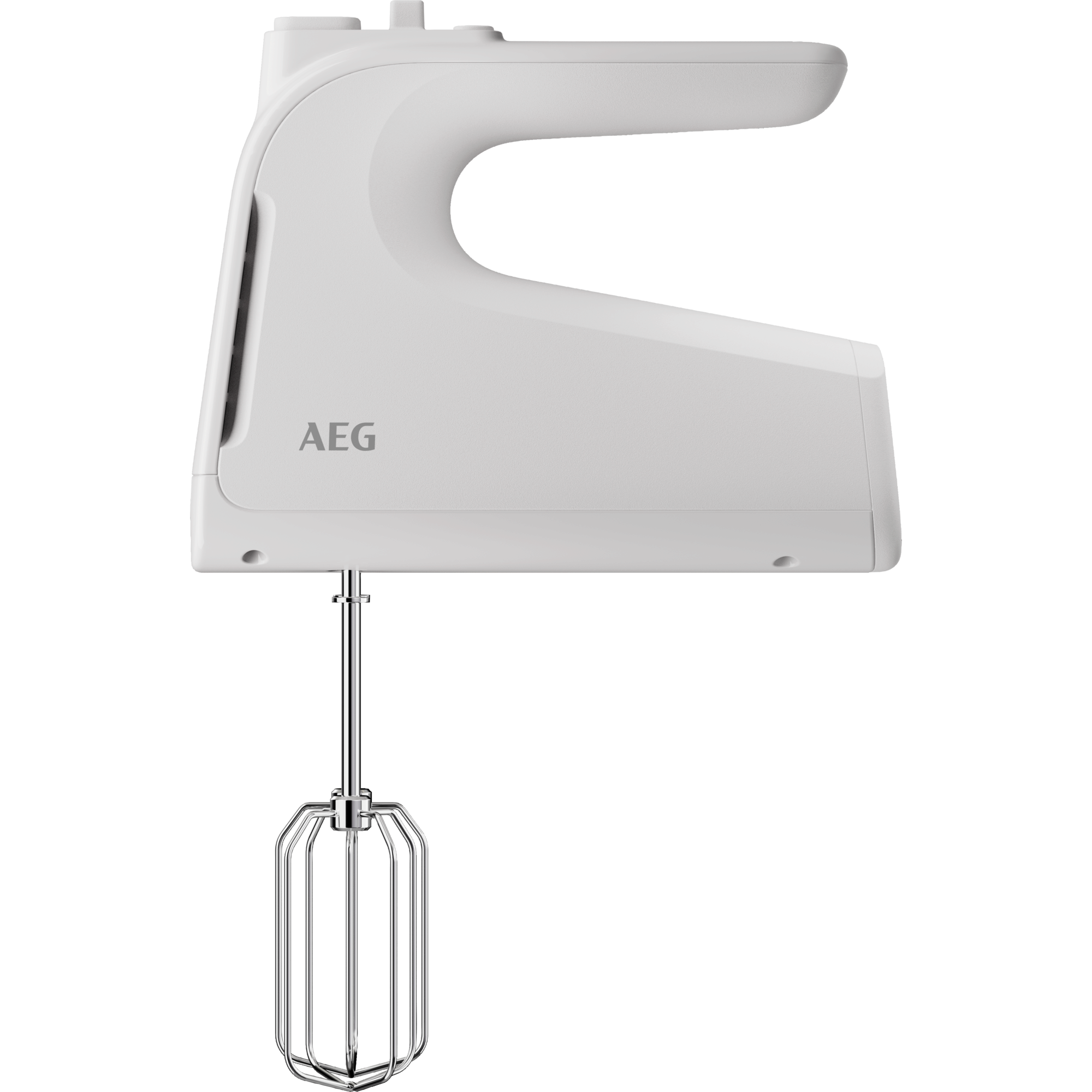Batidora de mano AEG blanca con accesorio de batidor plateado. La batidora está contra un fondo oscuro.