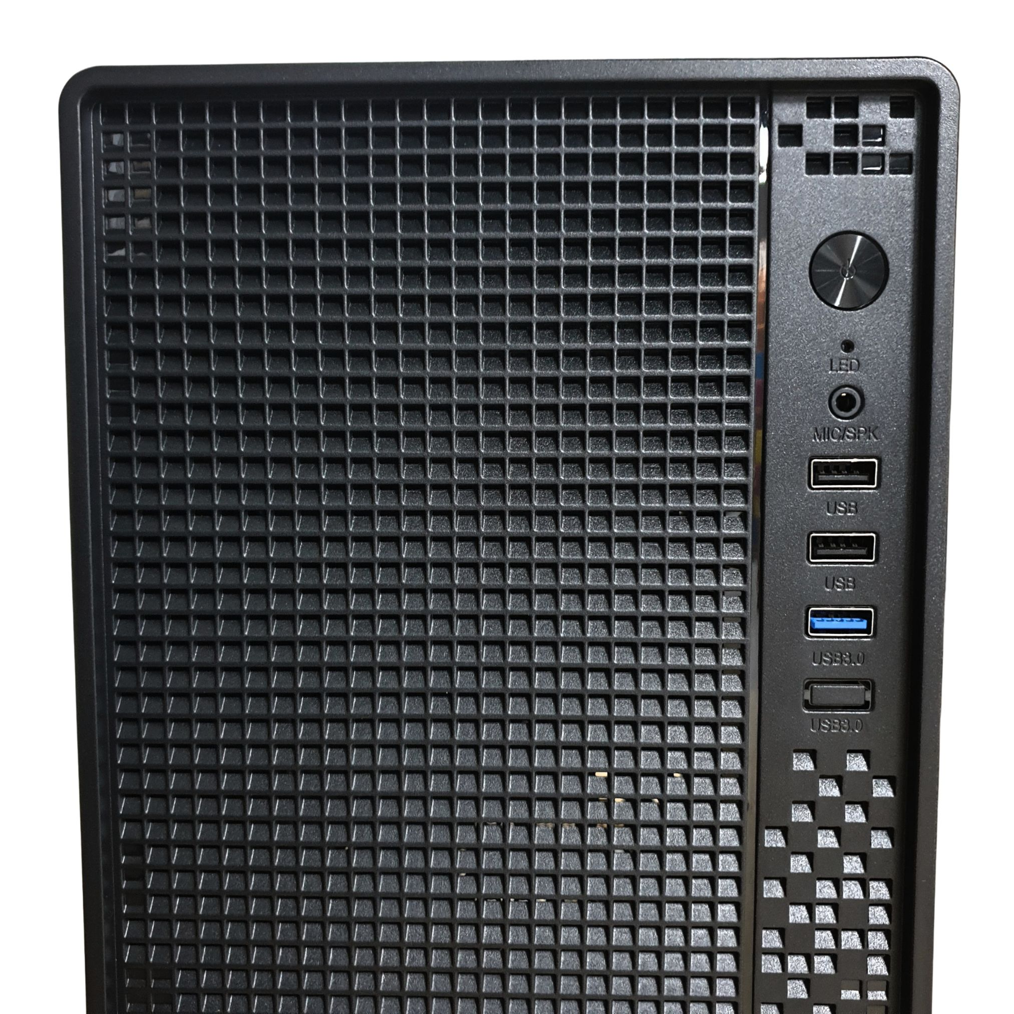 Caja de ordenador negra con panel frontal de malla. Botones, puertos USB y un dial en el lado derecho.