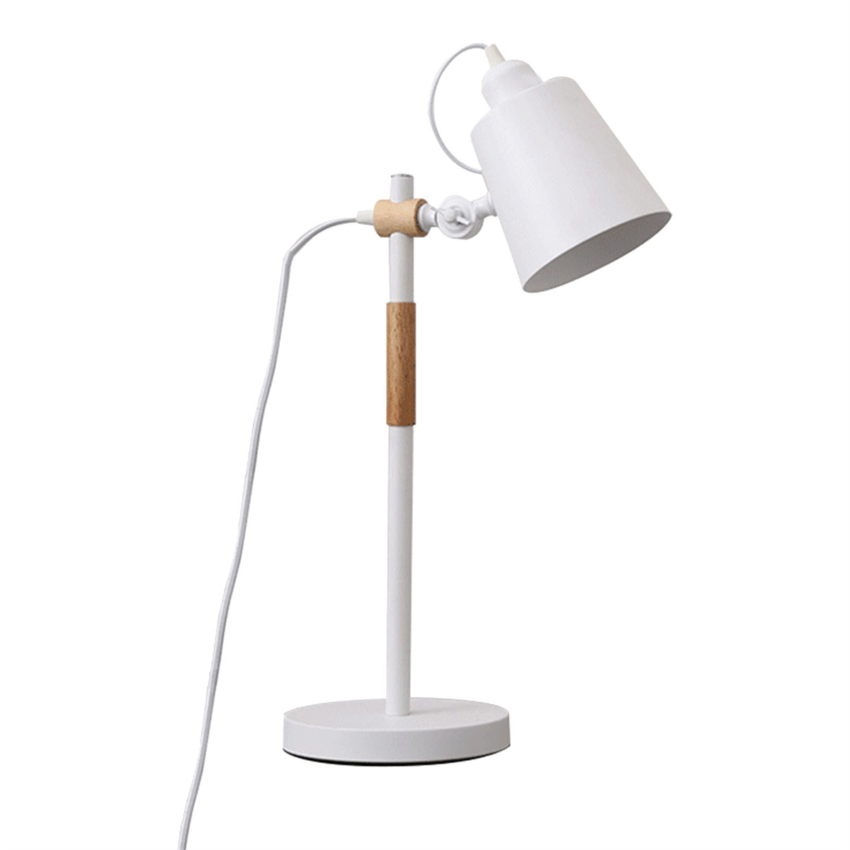 Weiße Schreibtischlampe mit Holz- und weißen Komponenten. Weißer Hintergrund.