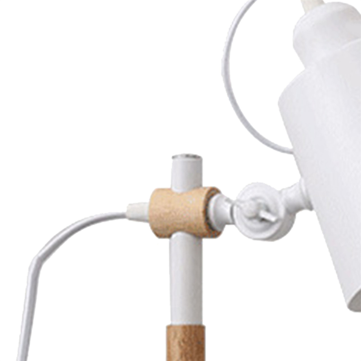 Nahaufnahme einer weißen Schreibtischlampe mit Holzakzent und weißem Kabel.