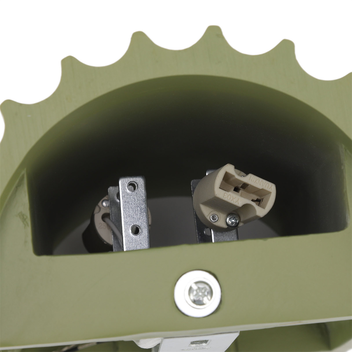 Nahaufnahme einer grünen Lichtvorrichtung mit zwei Lampenfassungen. Die Struktur hat ein gebogenes Design.