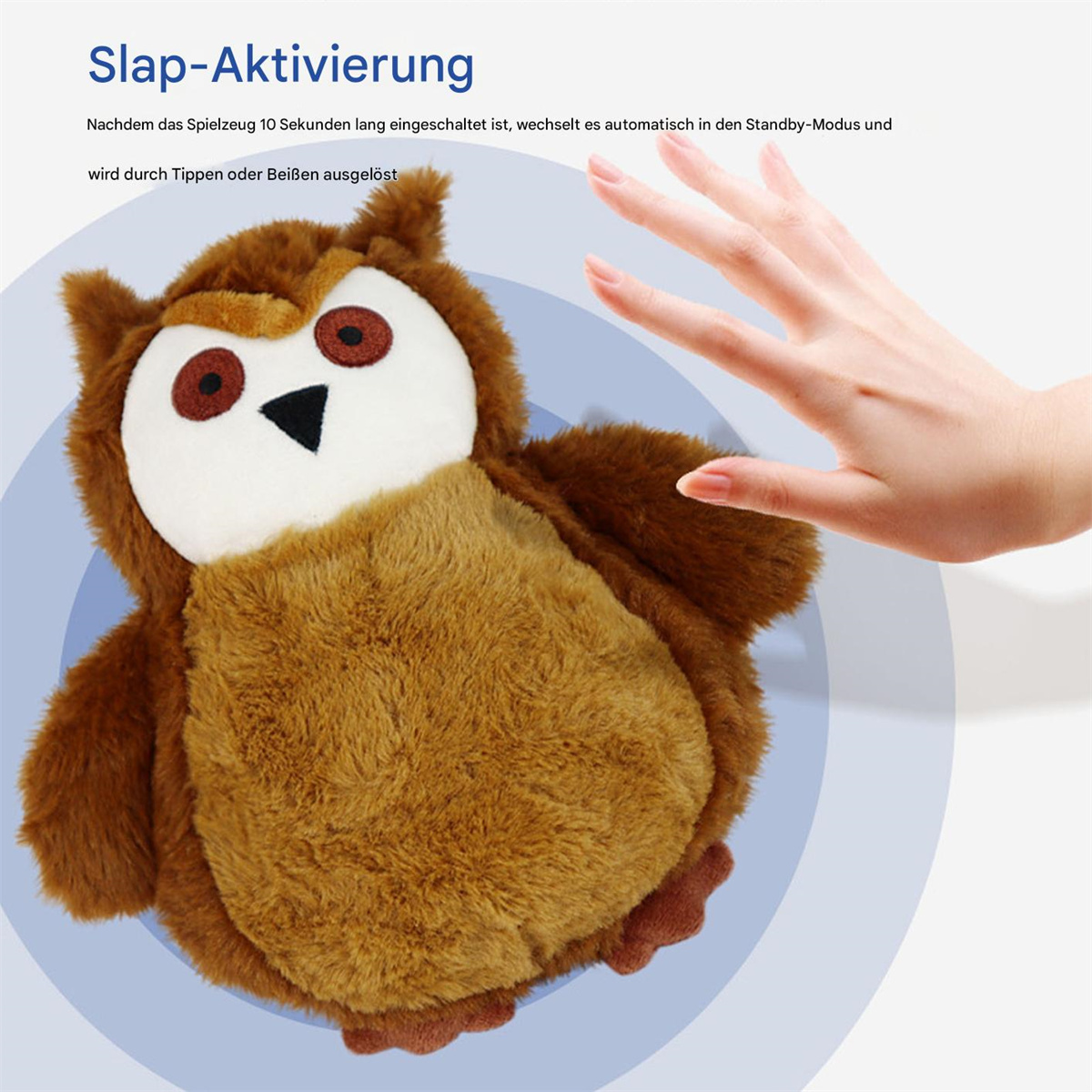 Braunes Eulen-Plüschtier mit einer Hand, die sich danach ausstreckt, und einem blauen Kreis im Hintergrund.