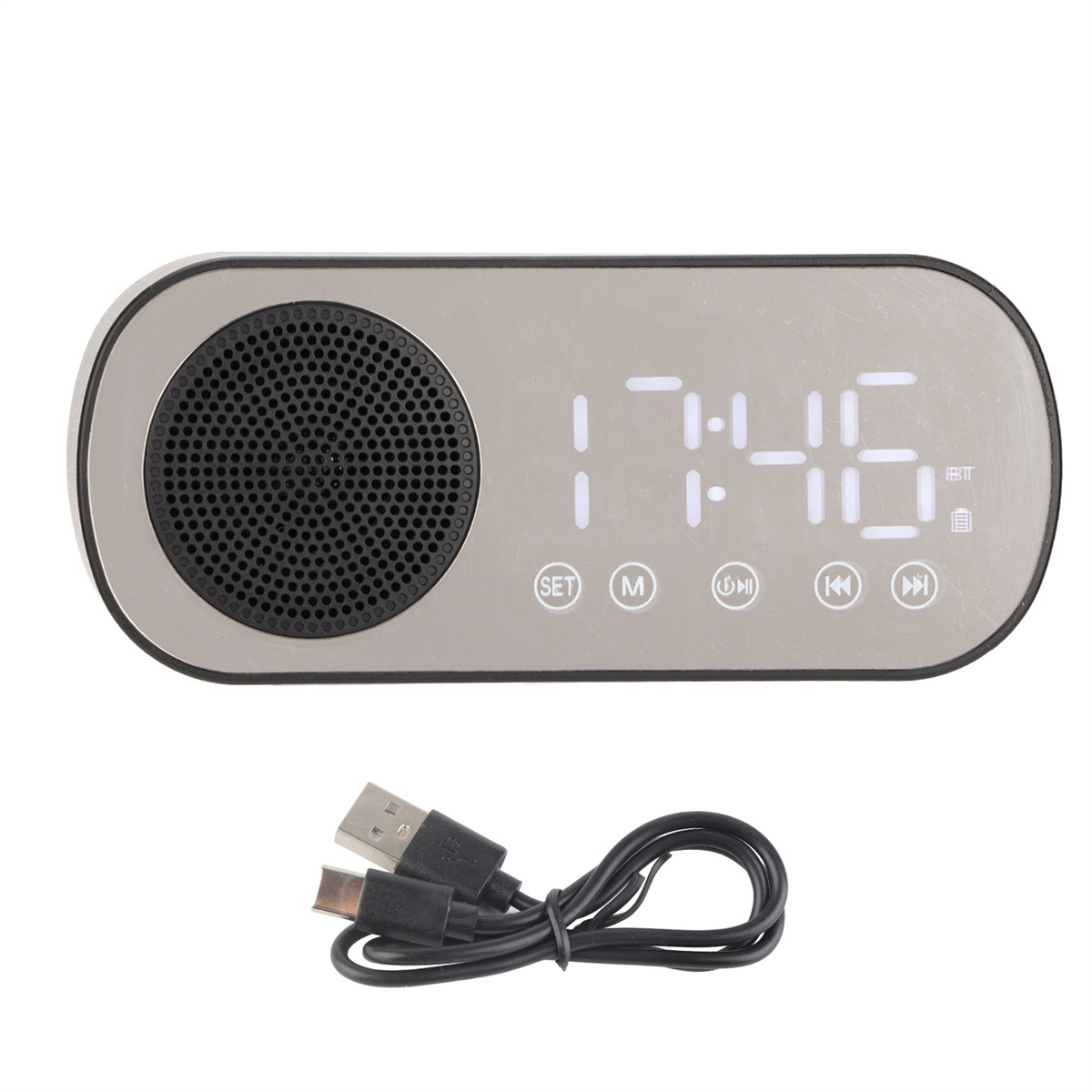Silberner Lautsprecher mit Digitaluhr, die 17:46 anzeigt. Unten befindet sich ein USB-Kabel.
