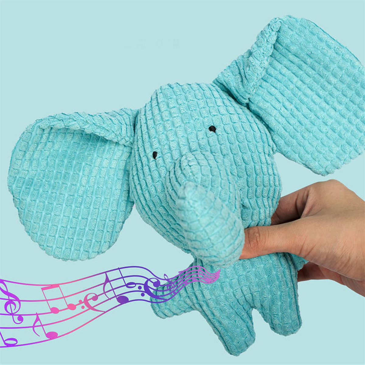 Blaues Stofftier-Elefant. Hand hält das Spielzeug. Rosa Noten um ihn herum.