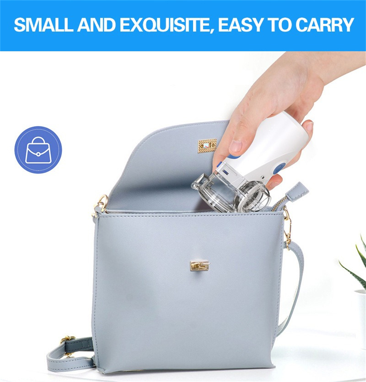 Eine Hand legt ein kleines weißes und klares Gerät in eine hellblaue Handtasche, mit Text 'KLEIN UND EXQUISIT'.