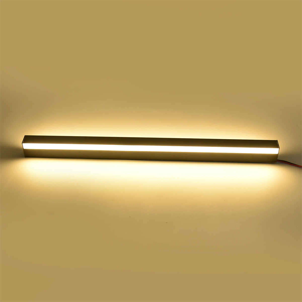 Lange, rechteckige LED-Leuchte mit sanftem, gelbem Schein.