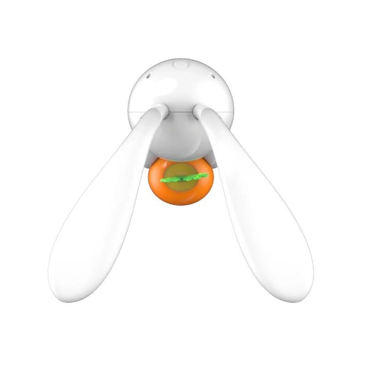 Weißes Hasenspielzeug mit Karotte. Zwei lange Ohren und eine kleine orangefarbene Karotte.