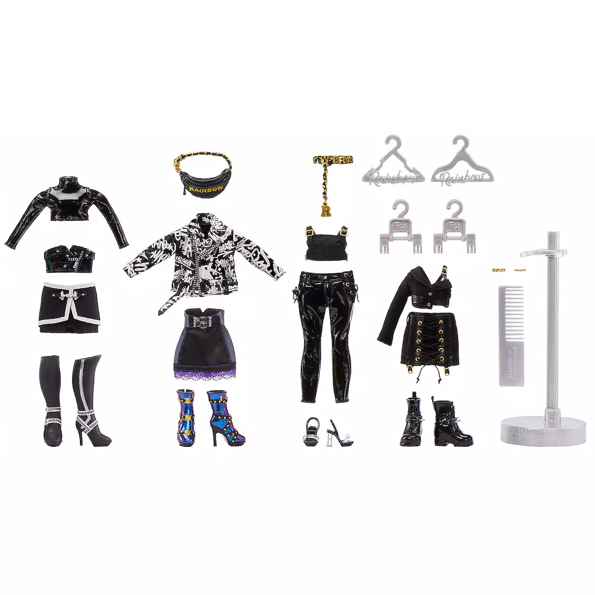 Vari articoli di moda per bambole: abbigliamento, scarpe, accessori e grucce. Tutti gli articoli su sfondo bianco.