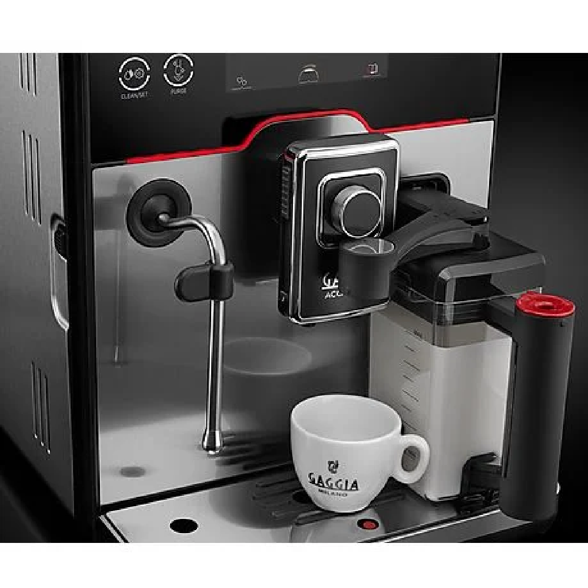 Fincanlı espresso makinesi. Siyah ve gümüş, kırmızı detaylarla. Fincan Gaggia logosuna sahip. Siyah arka plan.
