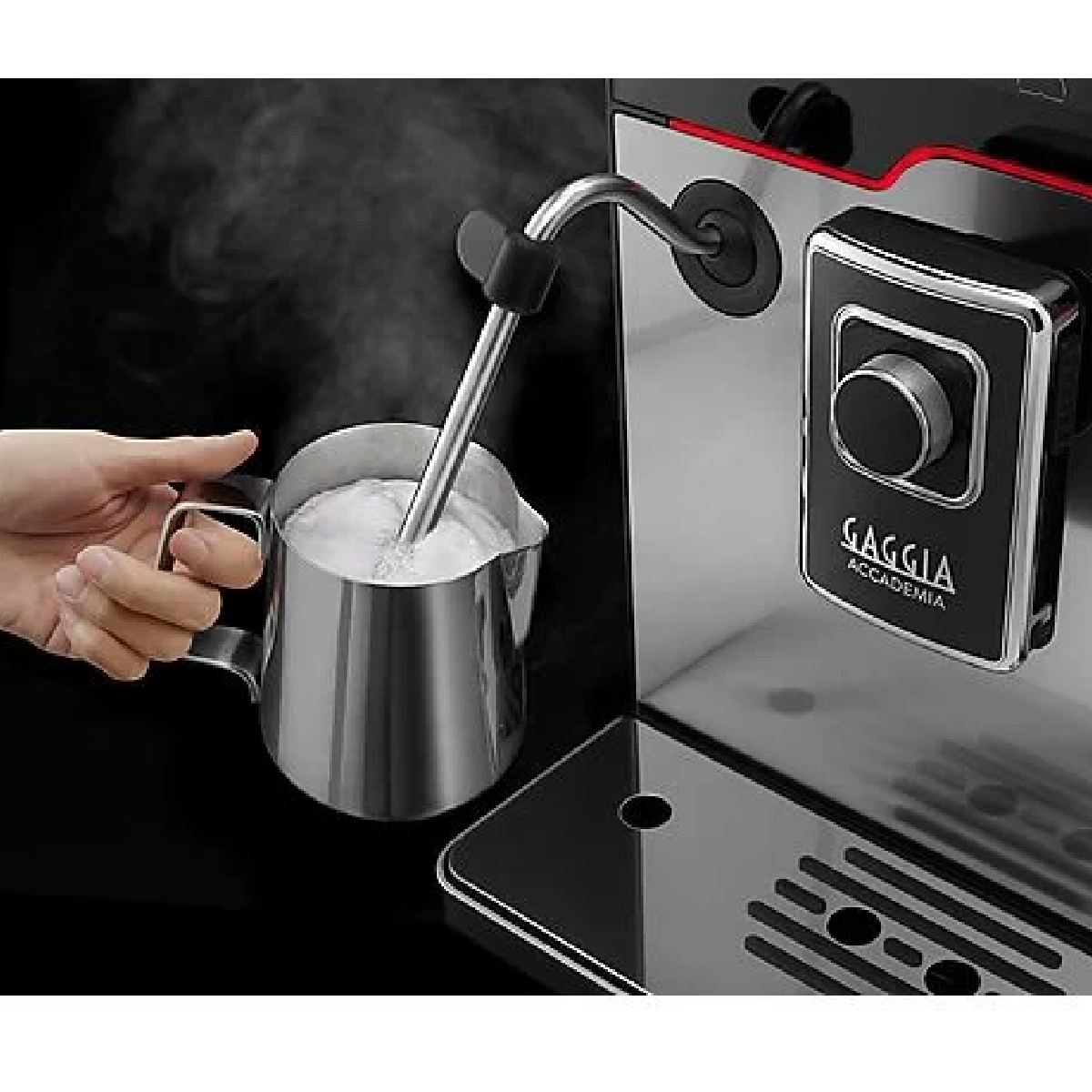 Bir kişi, bir Gaggia Accademia espresso makinesi ile metal bir sürahide sütü buharlaştırıyor.