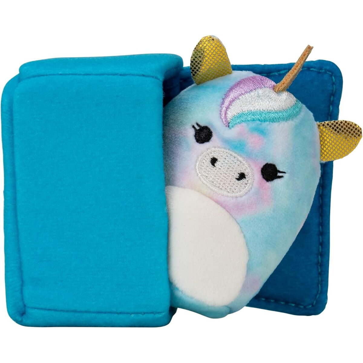 Blaues Einhorn-Plüschtier, das aus einer blauen Tasche lugt. Goldene Ohren, Regenbogenmähne.