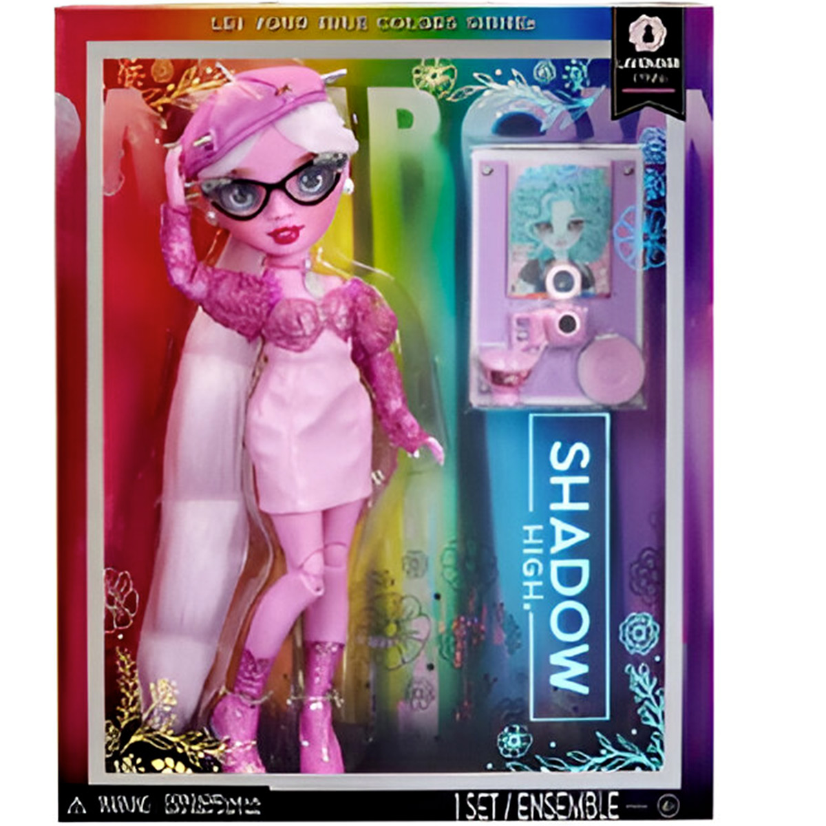 Eine Puppe in einer Box. Die Puppe trägt ein rosa Kleid und hat weißes Haar. Die Box hat ein Regenbogen-Design.