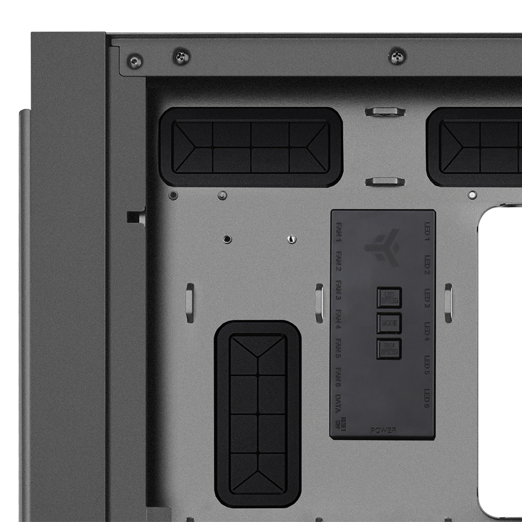 Primo piano dell'interno di un case per computer, che mostra i componenti di controllo della ventola e dei LED.