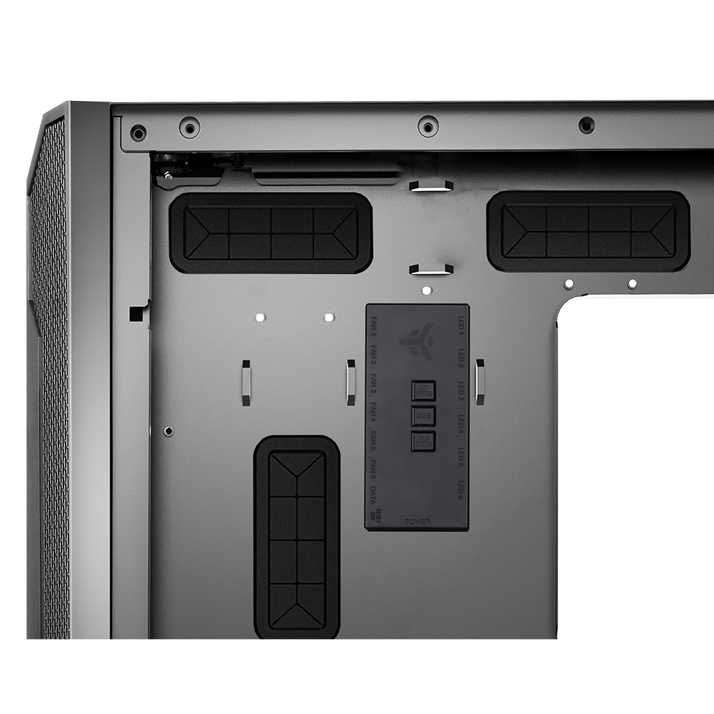 Primo piano dell'interno di un case per computer, con porte e punti di connessione.