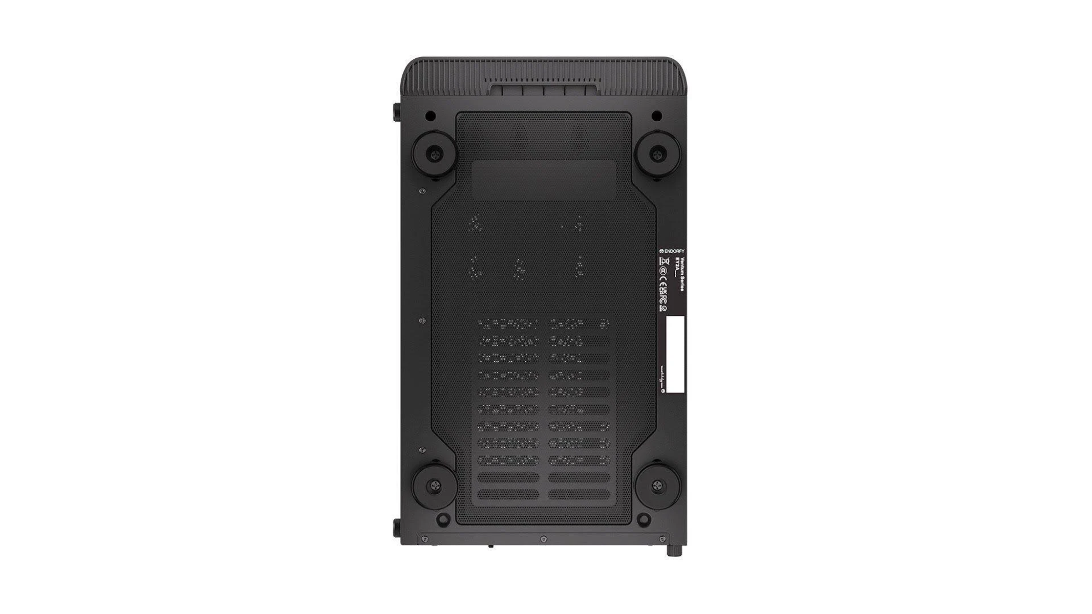 Widok od spodu czarnej obudowy PC. Pokazuje nóżki, otwory wentylacyjne i naklejkę.