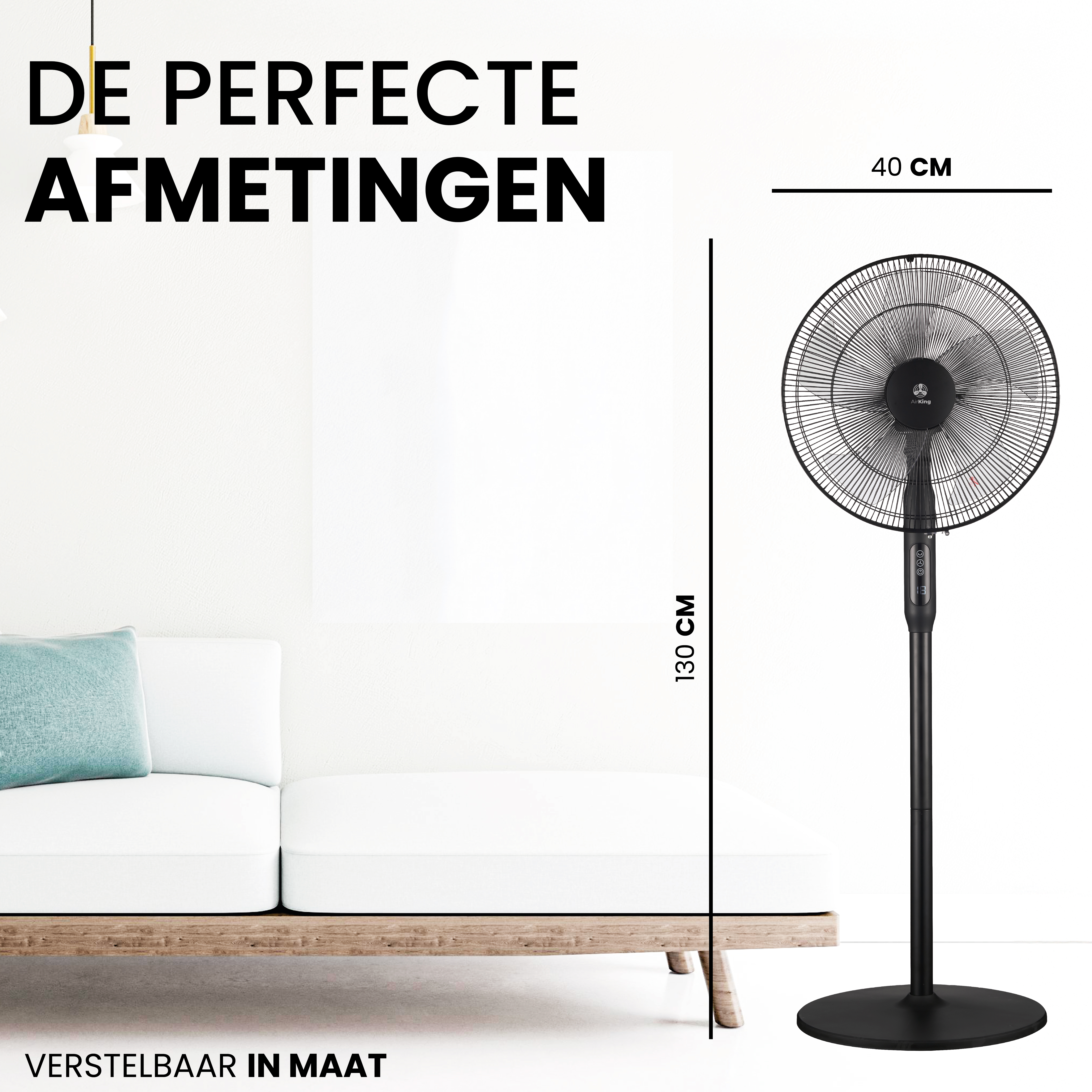 Un ventilateur sur pied noir avec une base noire. Le ventilateur est sur une surface blanche avec un canapé en arrière-plan.