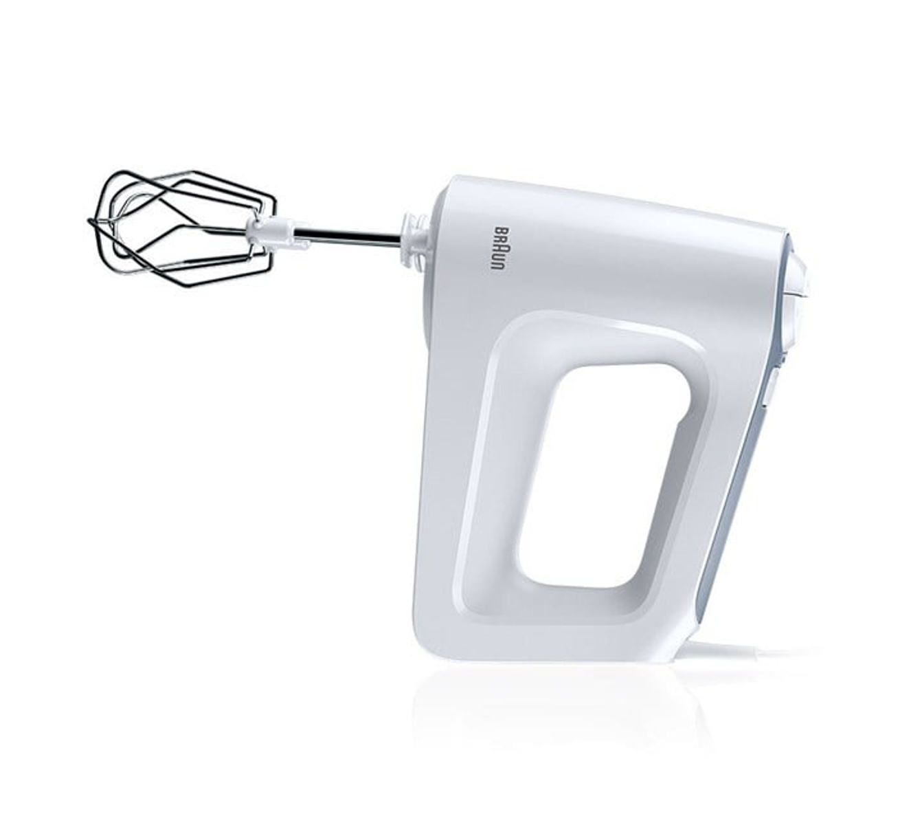 Witte Braun handmixer met klopper op witte achtergrond.