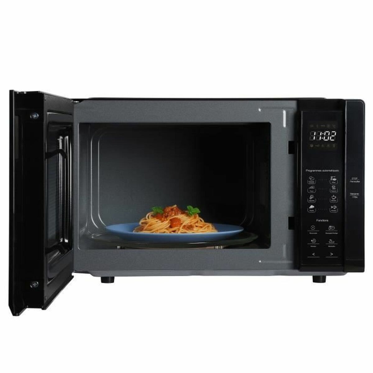Un horno microondas negro, abierto, con espaguetis en un plato azul. La pantalla digital está encendida.