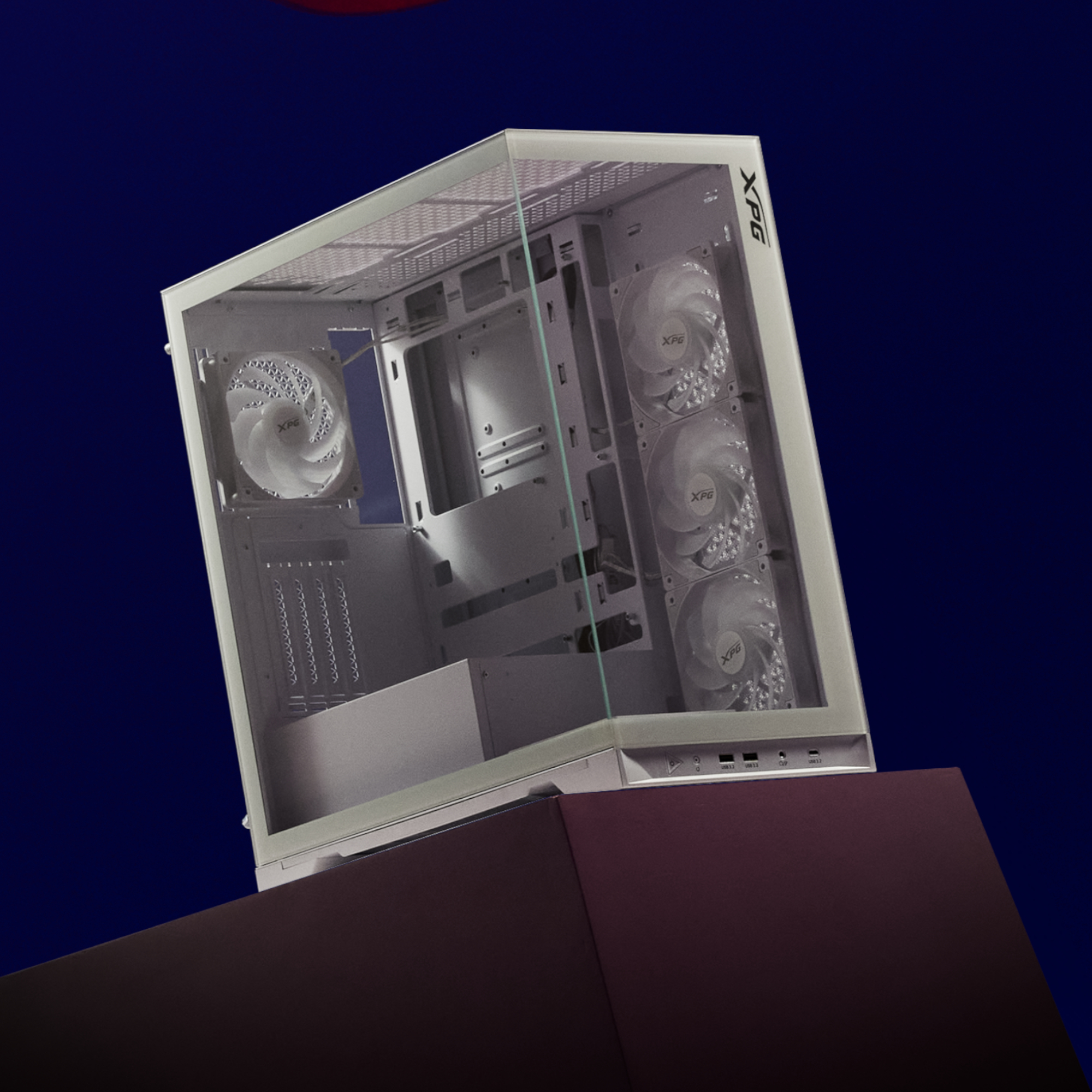 Boîtier PC blanc avec panneau latéral en verre, ventilateurs avec lumières blanches et fond bleu foncé.