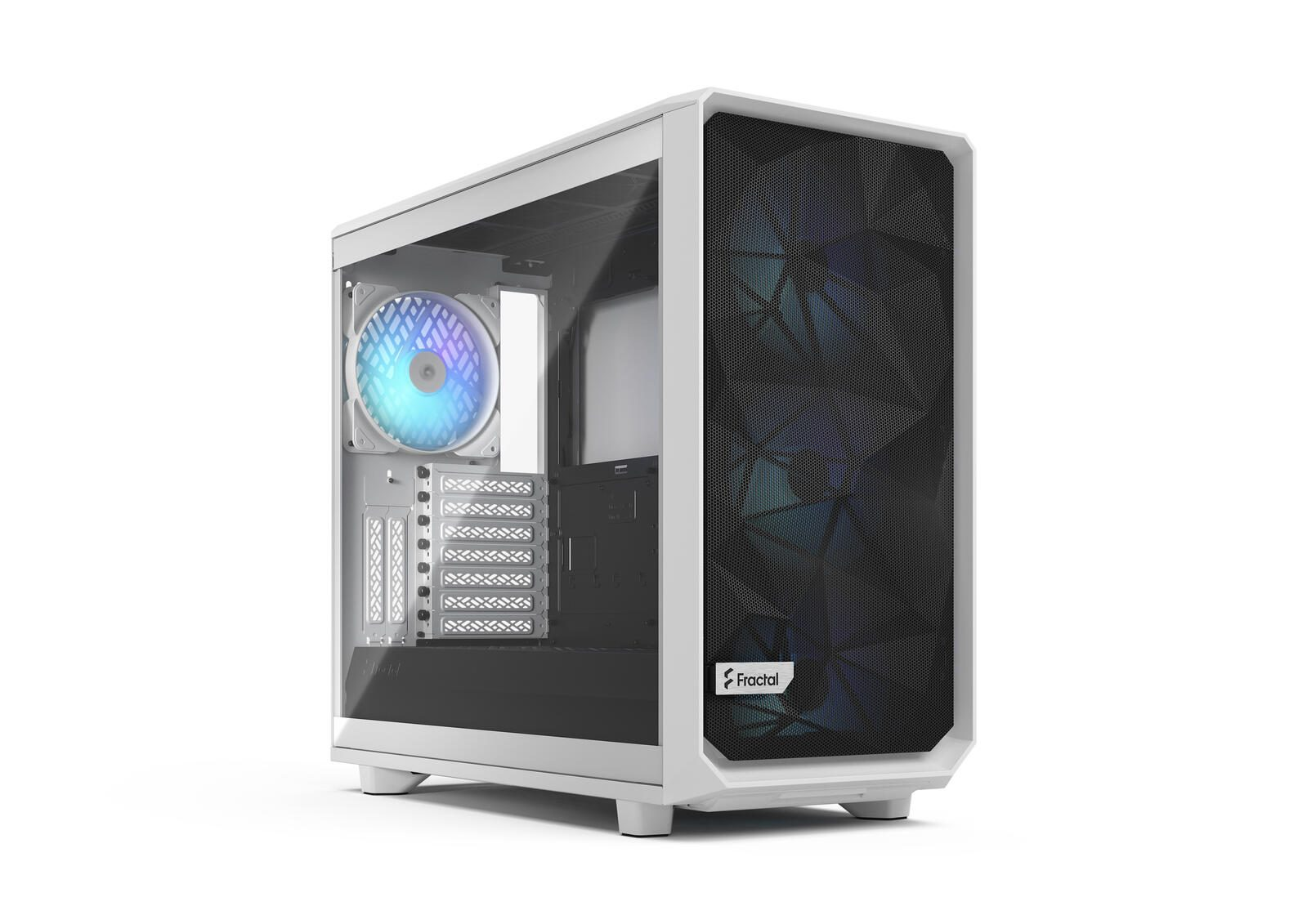 Biała obudowa PC z przezroczystym panelem bocznym. Wentylator z niebieskimi światłami. Biała ramka z panelem przednim z siatki. Logo Fractal.