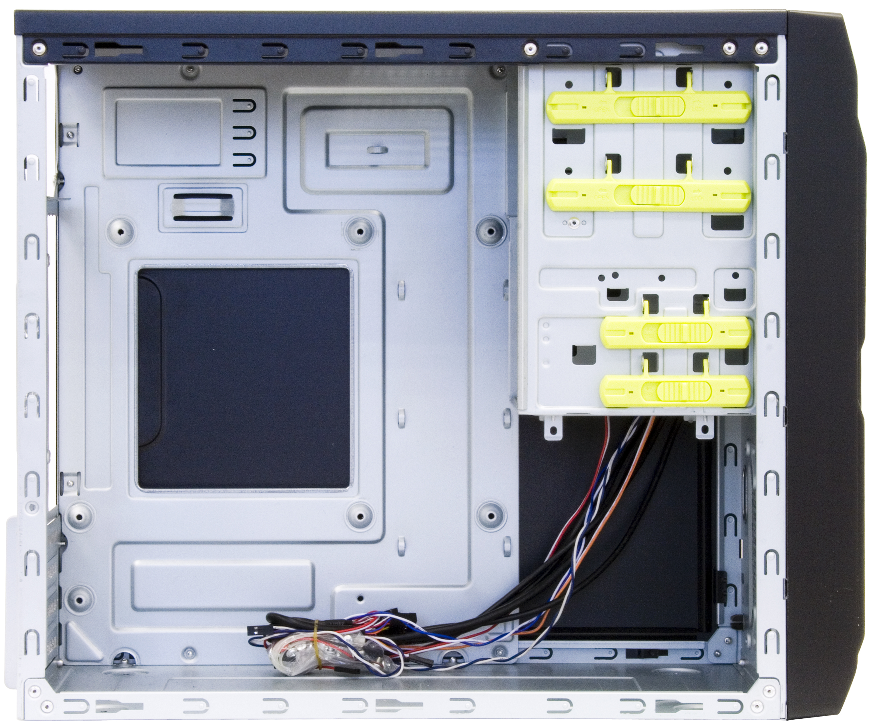 All'interno di un case per computer, con area scheda madre, alloggiamenti per unità e cablaggio interno.