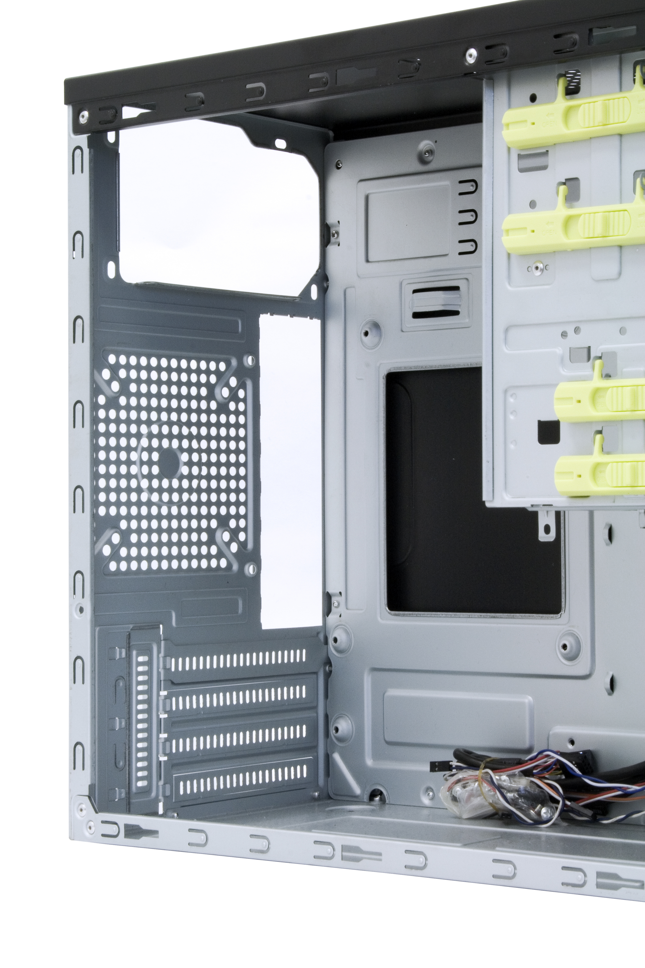 Interno del case PC. Metallo grigio, con vari punti di montaggio e gestione dei cavi.