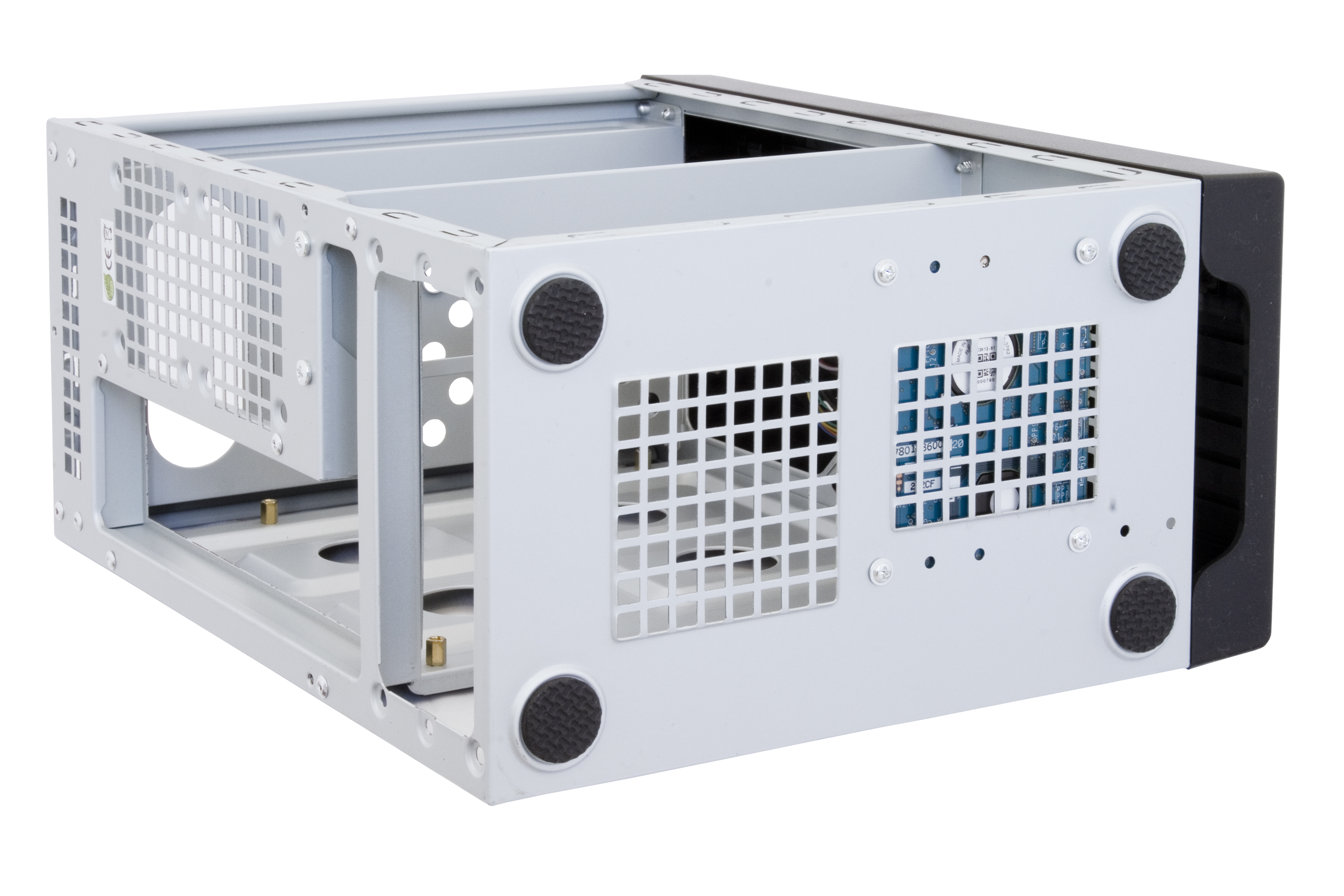 Spód srebrnej obudowy komputera, z otworami wentylacyjnymi i czarnymi gumowymi nóżkami.