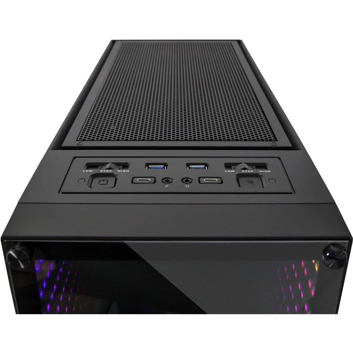 Bovenkant van een zwarte computerkast met aan/uit-knop, USB-poorten en audio-aansluitingen. Mesh paneel.