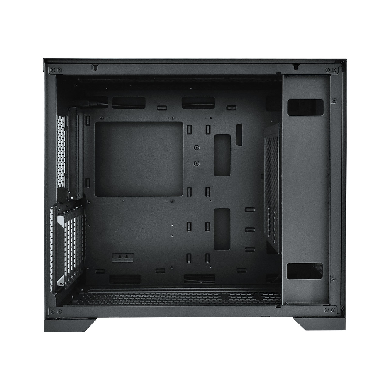 Interno di un case per PC nero, con aperture, isolato su sfondo bianco.