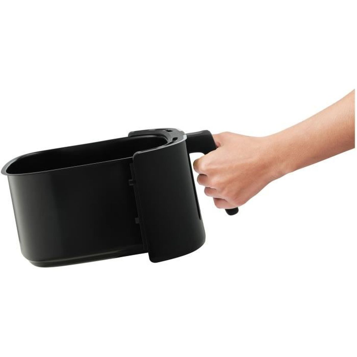 Una mano che tiene un cestello nero per friggitrice ad aria. Sfondo bianco.