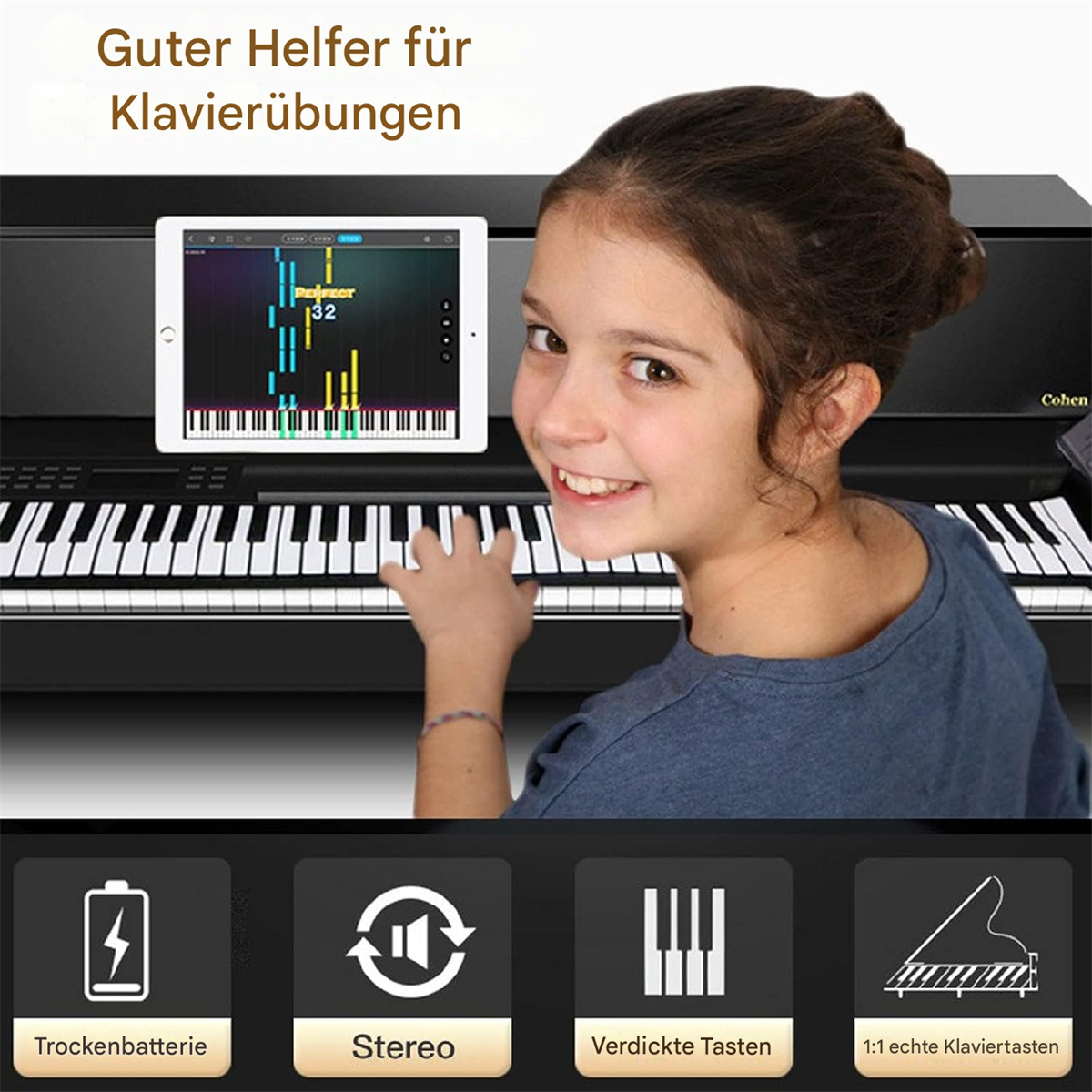 Mädchen lächelt beim Klavierspielen mit einem Tablet, das Noten anzeigt. Schwarzes Klavier und Symbole unten.
