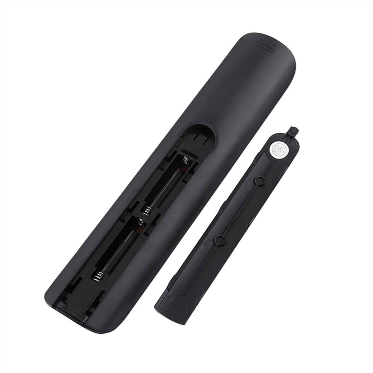 Die Rückseite einer schwarzen Fernbedienung. Das Batteriefach ist geöffnet. Weißer Hintergrund.