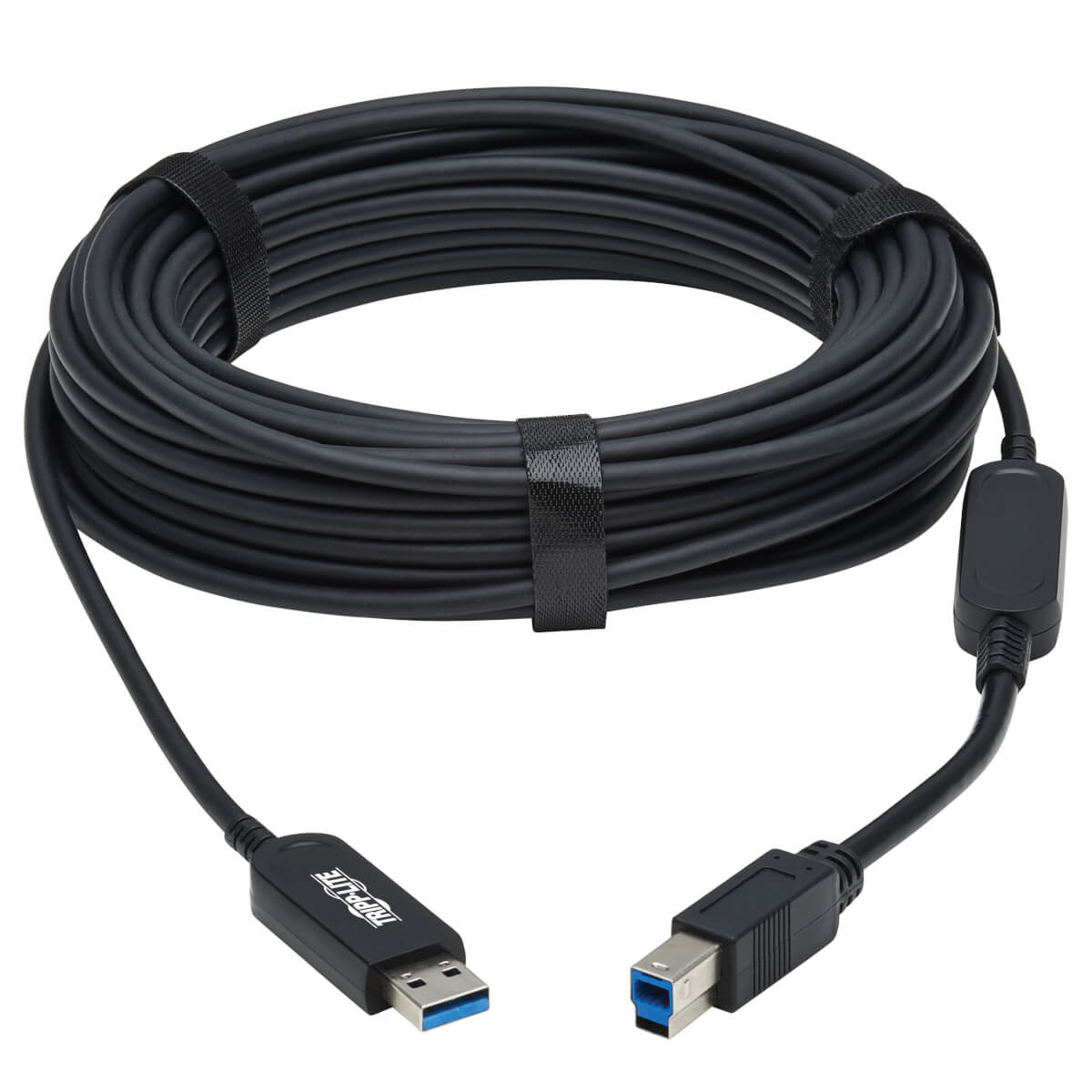 Opgerolde zwarte USB-kabel met connectoren, vastgezet met banden, op witte achtergrond.