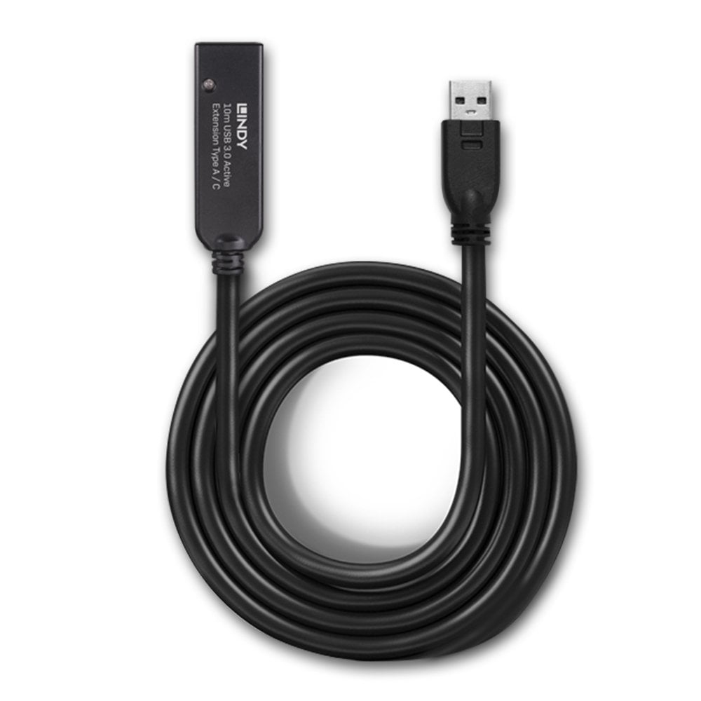 Czarny kabel USB z wtyczką na każdym końcu, zwinięty i leżący na białym tle.