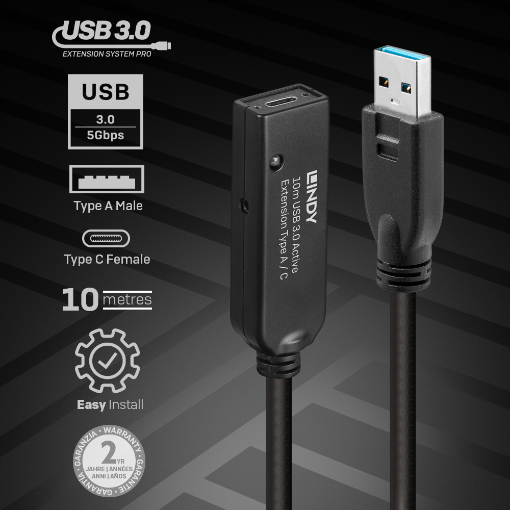 Czarny przedłużacz USB 3.0. Złącza i tekst na kablu, z białym tłem.