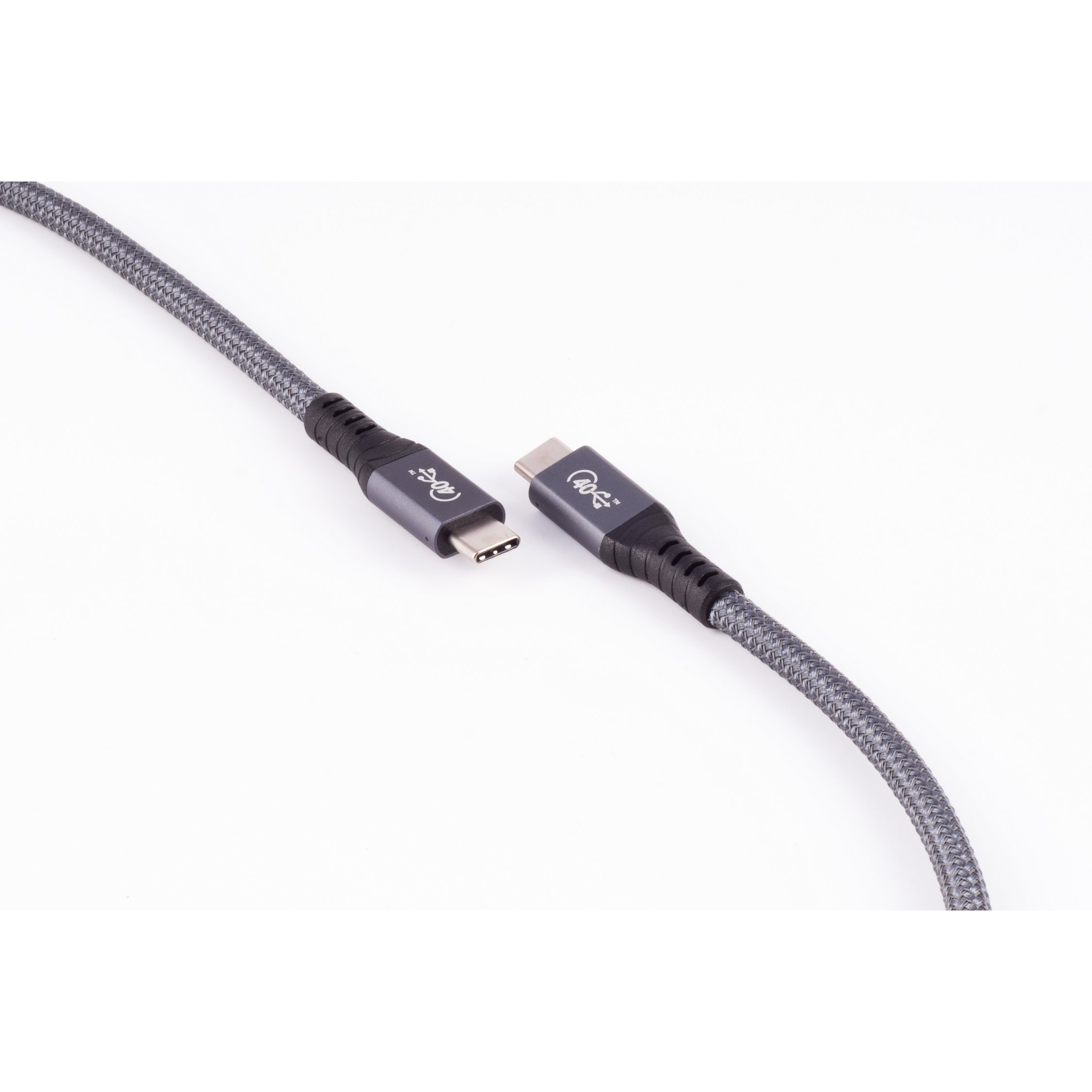 Cavo USB-C grigio. Due connettori grigi con dettagli neri, su sfondo bianco.
