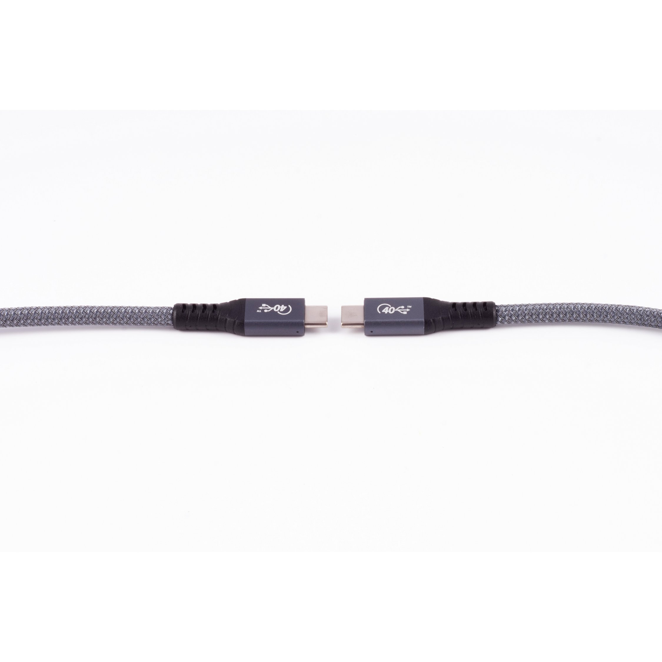 Due connettori USB-C su cavo intrecciato grigio, su sfondo bianco. I connettori sono neri.