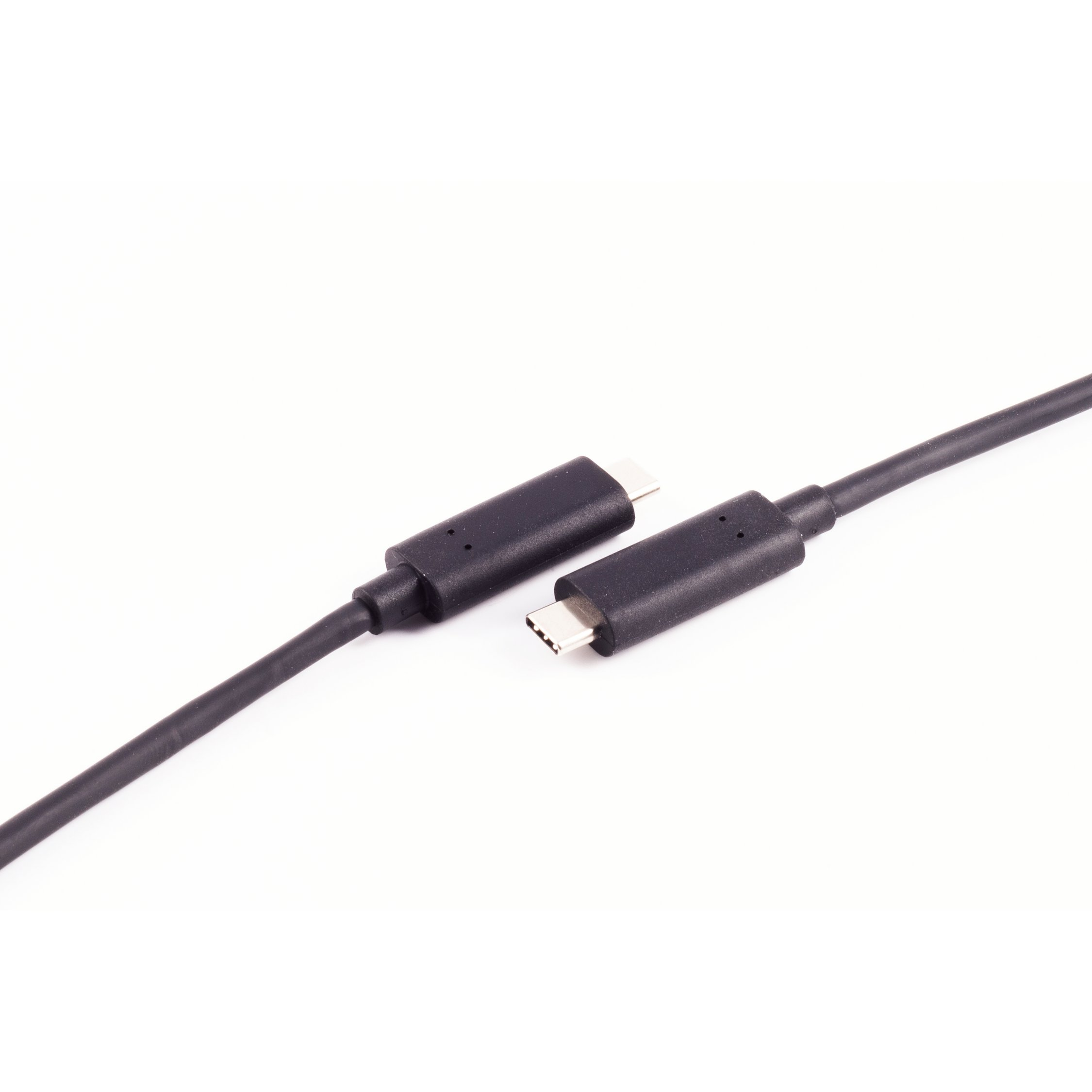 Cavo USB-C nero. Due connettori neri, su sfondo bianco.