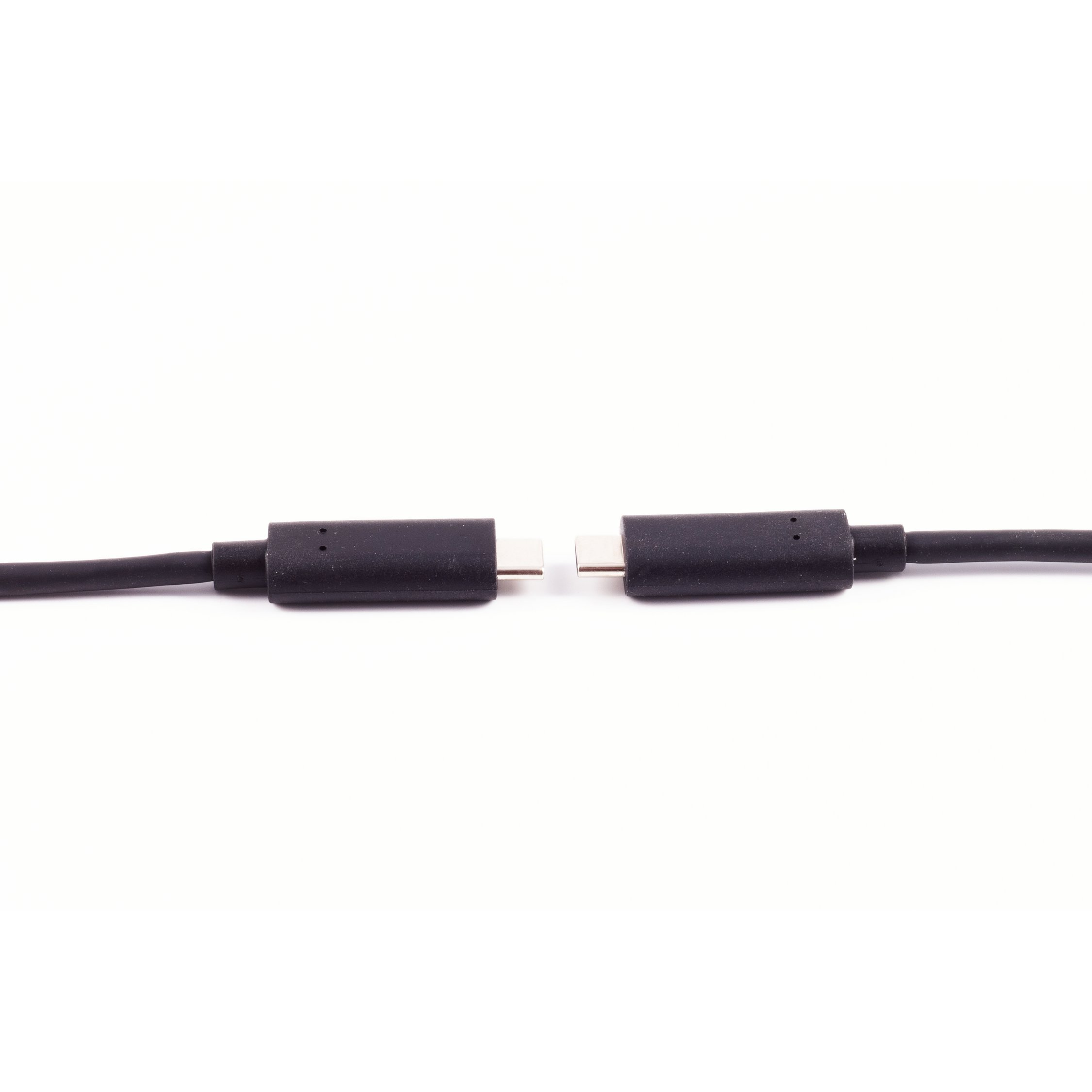 Due connettori USB-C neri, separati, su sfondo bianco. I connettori sono rivolti l'uno verso l'altro.