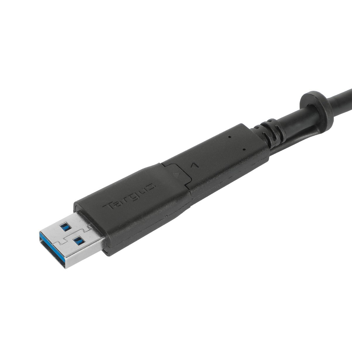 Cavo USB nero con connettore USB e Targus. Sfondo bianco.