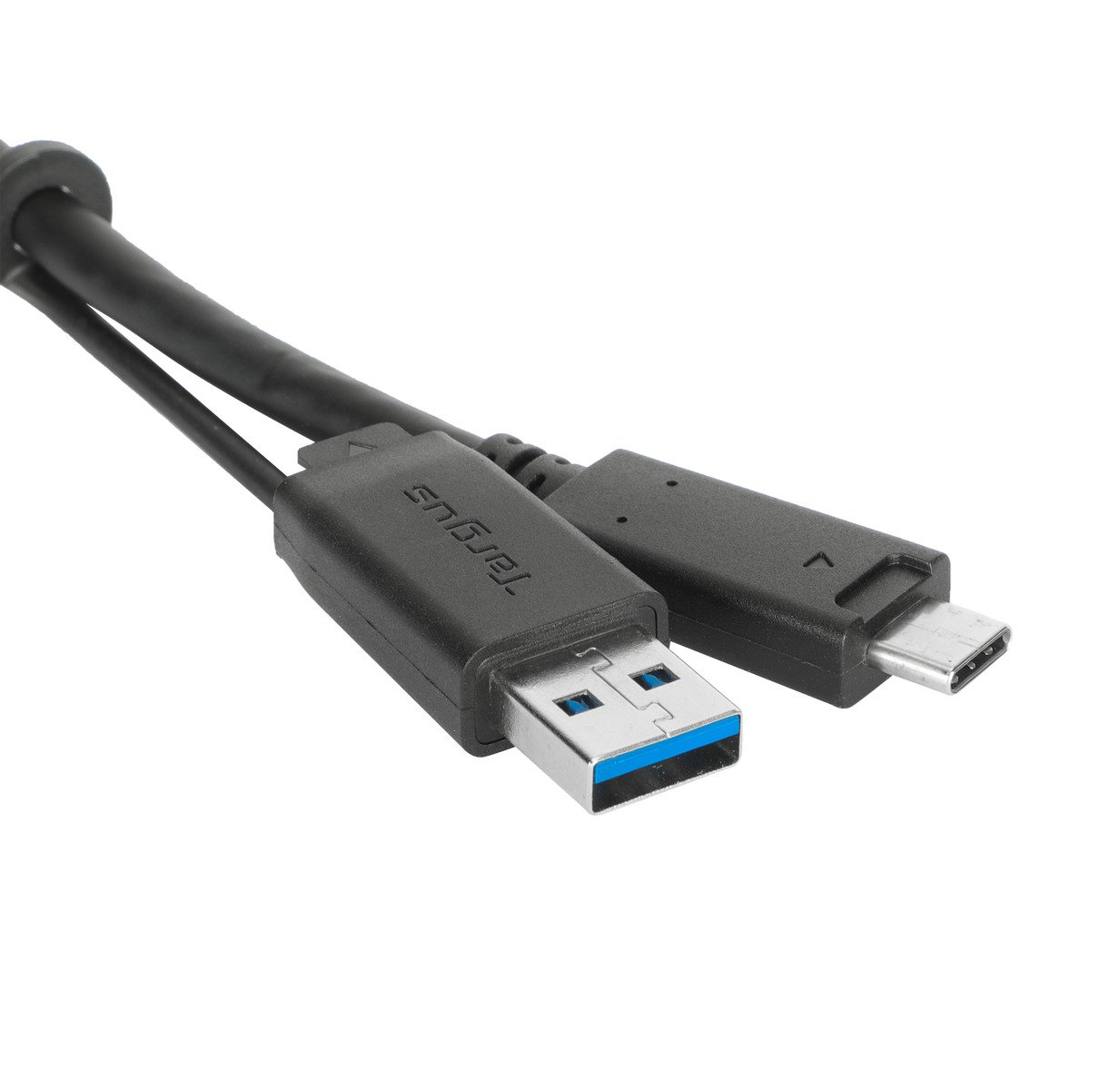 Cavo USB nero con connettori USB-A e USB-C, su sfondo bianco.